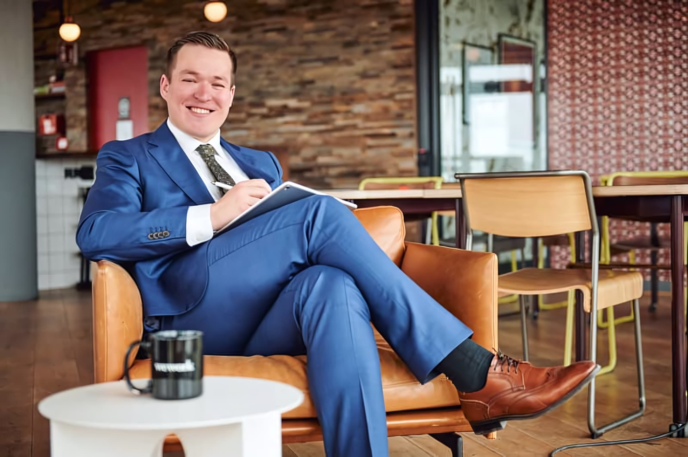 Maximilian Götze, Gründer der Götze Consulting GmbH, in entspanntem Gespräch